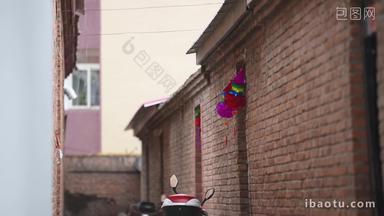 端午节挂在院外墙壁上的葫芦